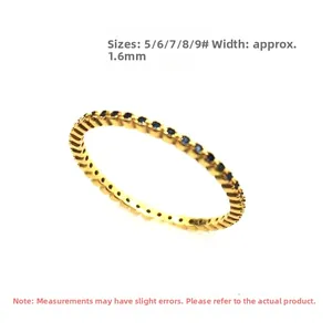 Makrodetail des 1,6mm vergoldeten S925 Silberrings mit kleinen königsblauen Zirkonia