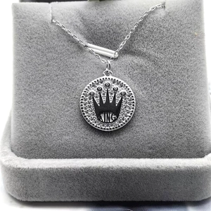 S925 Sterling Silber Halskette mit runder Krone und KING Inschrift auf Schmuckschatulle