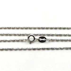 Détail macro des maillons de chaîne cylindrique en argent S925 et du poinçon