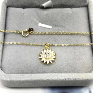 Detailopname van de zonnebloemhanger van S925 sterling zilver met zirkonia steentjes