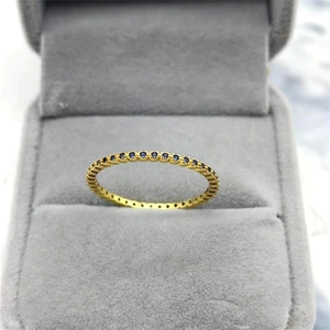 Eleganter vergoldeter S925 Sterling Silber Eternity Ring mit königsblauen Zirkonia