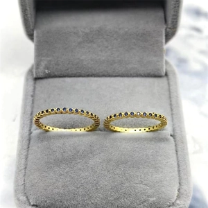 Zwei S925 Sterling Silber vergoldete Ringe mit blauem Zirkonia-Besatz in Pavé-Fassung