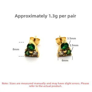 Détail des boucles d'oreilles S925 or triangle avec zircons vert et blanc 8mm x 6mm