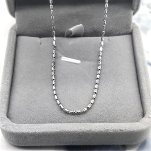 Collier cylindrique moderne en argent 925 avec maillons gravés en spirale dans un écrin