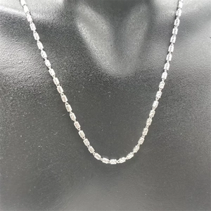 Gros plan du collier hip-hop cylindrique argenté avec texture sculptée détaillée