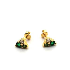 Détail de boucles d'oreilles en argent 925 doré avec zircon vert émeraude et poinçon 925