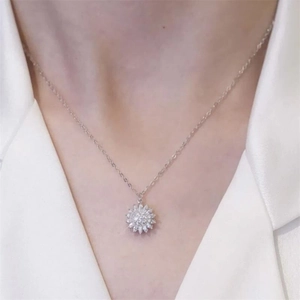 Close-up van de S925 sterling zilveren zonnebloem hanger ketting gedragen door een vrouw