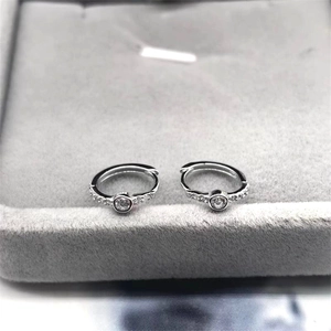 Boucles d'oreilles créoles en argent 925 avec zircons cubiques sur boîte à bijoux