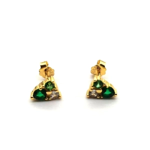 Détail des boucles d'oreilles en argent S925 avec pierres de zircon vert et blanc
