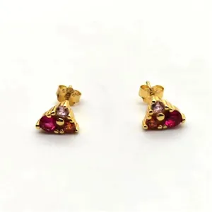 Vue macro de boucles d'oreilles en argent S925 doré avec zircons colorés