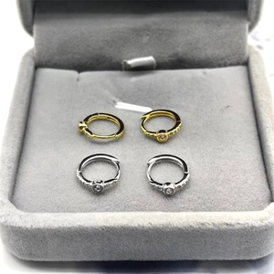 Détail de créoles minimalistes en argent S925 avec zircon en finitions or et argent