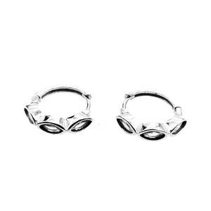 Détail de boucles d'oreilles créoles en argent S925 avec trois zircons de taille marquise