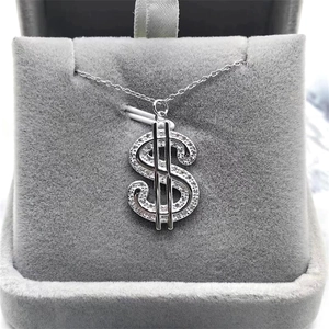 Collier avec pendentif signe dollar en argent 925 et zircons dans un écrin à bijoux
