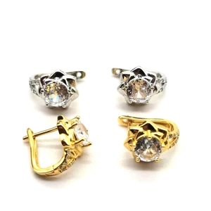 Dettaglio di orecchini a camelia in argento S925 e oro con zirconi cubici lucidi