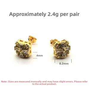 Vue détaillée des boucles d'oreilles carrées dorées, largeur 8,2mm et épaisseur 4mm