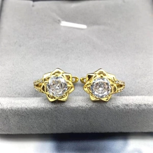 Eleganti orecchini a camelia in argento S925 dorato con zirconi brillanti in una scatola