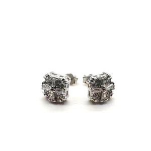 Détail macro de boucles d'oreilles carrées en argent S925 avec zircons scintillants