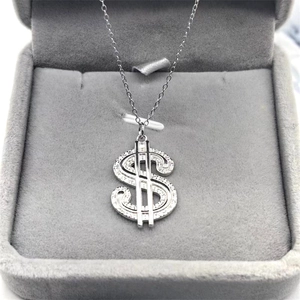 Détail du pendentif dollar en argent S925 serti de zircons blancs sur fond velours