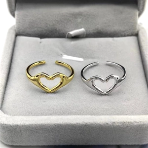 Detail of adjustable S925 silver rings forming a heart shape in a velvet jewelry box