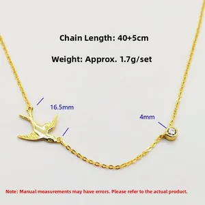 Détail macro du pendentif hirondelle dorée et zircon avec chaîne de 40+5cm de long