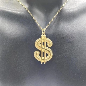 Détail du pendentif dollar en argent S925 doré serti de pierres de zircone cubiques