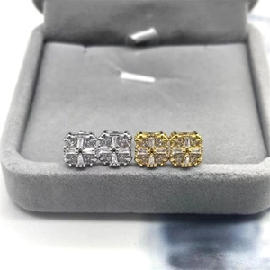 Boucles d'oreilles carrées en argent et or avec zircons brillants sur velours gris