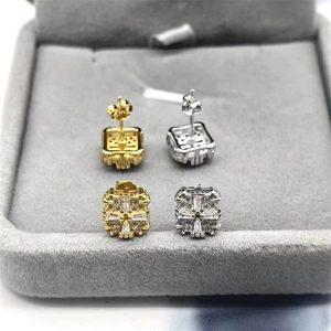 Détail de boucles d'oreilles carrées en oxyde de zirconium, finitions or et argent