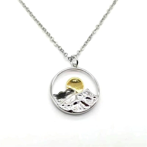 Collar con colgante de paisaje redondo hueco en tonos plata y oro elegante