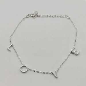Détail du bracelet LOVE en argent sterling S925 avec fermoir mousqueton et chaînette