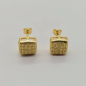Détail de boucles d'oreilles carrées en argent S925 plaqué or avec des zircons