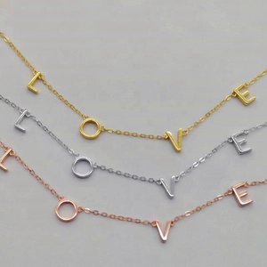 Vue détaillée des bracelets LOVE en argent S925 avec finitions or, argent et or rose