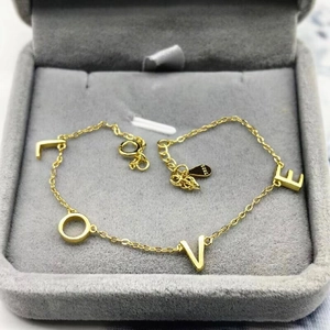 Bracelet élégant en argent S925 doré avec lettres LOVE sur une boîte à bijoux en velours