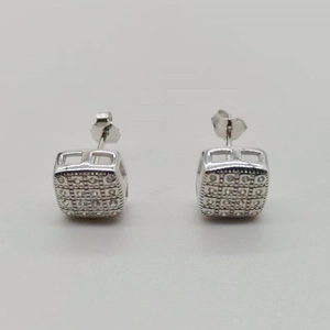 Détail des boucles d'oreilles carrées en argent 925 avec zircons cubiques scintillants