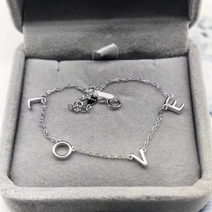 Bracelet LOVE minimaliste en argent sterling S925 exposé sur un écrin de velours gris