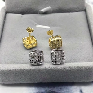 Vue macro détaillée des boucles d'oreilles carrées en argent S925 avec zircons
