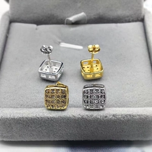 Vue macro de boucles d'oreilles carrées en argent S925 avec zircone en or et argent