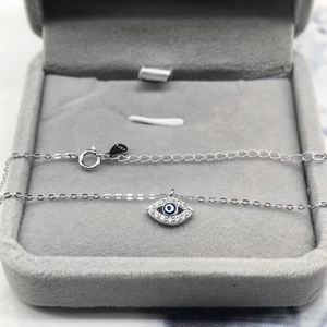Détail du pendentif œil protecteur en argent S925 avec perle bleue et zircons blancs