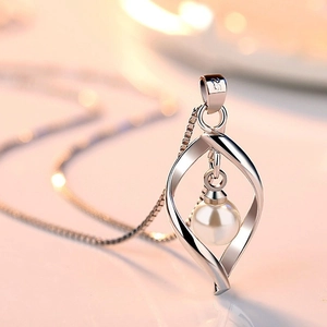 Elegant S925 sterling silver twisted pendant necklace with a white spherical pearl