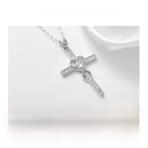Détail du collier croix en argent 925 avec motifs cœur et symbole de l'infini élégant