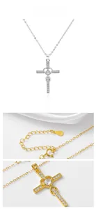 Vue détaillée du poinçon S925 et du pendentif croix en zircon sur satin blanc