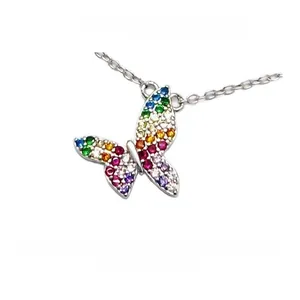 Détail macro du pendentif papillon en argent 925 avec zircons colorés sertis