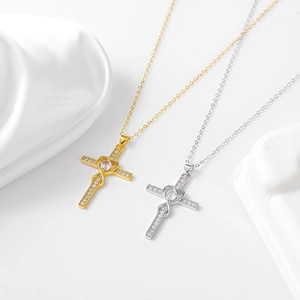 Vue détaillée des pendentifs croix cœur en or et argent avec incrustation de zircone
