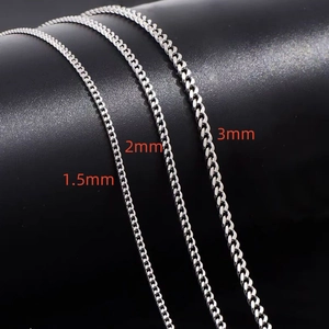 Vue détaillée comparant les largeurs de chaîne cubaine en argent de 1,5mm, 2mm et 3mm