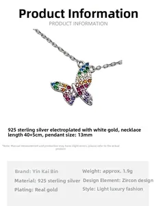 Macro d'un pendentif papillon en argent 925 avec des zircons de couleur vive