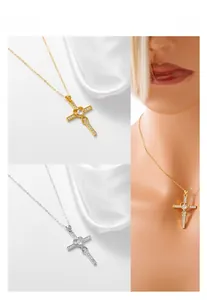 Détail du collier pendentif croix et cœur avec zircons sur mannequin et soie