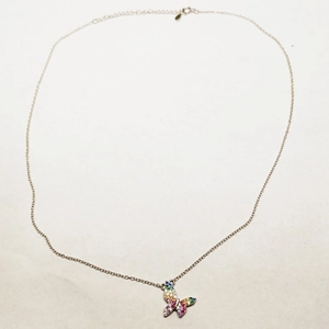 Gros plan du pendentif papillon en argent 925 avec des zircons colorés sertis