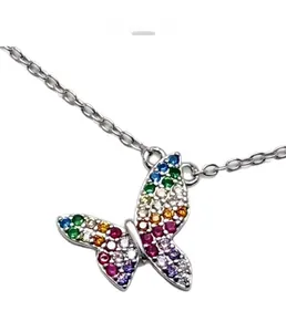 Détail du pendentif papillon en argent 925 avec zircons pavés aux couleurs de l'arc-en-ciel