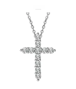 Vue détaillée du collier pendentif croix en argent 925 avec pierres moissanite 1ct