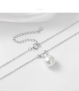 Dettaglio del marchio S925 e della chiusura sulla collana con perla bianca tonda
