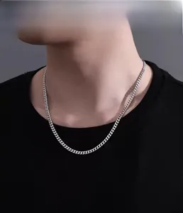 Gros plan d'une chaîne cubaine en argent S925 pour homme portée sur un t-shirt noir